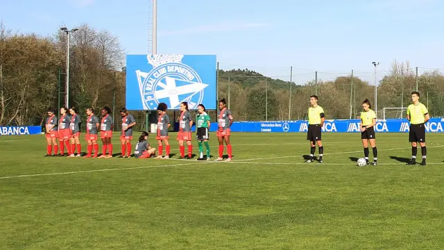 Paula Dapena, de espaldas en el minuto de silencio por Maradona. TWITTER (@RCDeportivo)