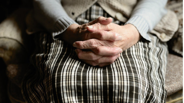 As mans dunha anciá. CONGERDESIGN (Pixabay)