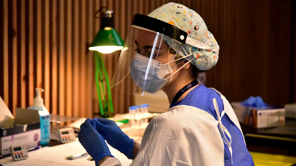 Una sanitaria trabaja con los test realizados para detectar el covid- EUROPA PRESS