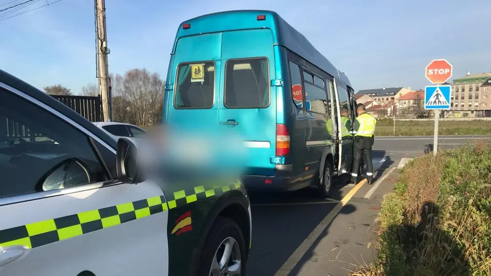 El minibús interceptado en Ordes. EP