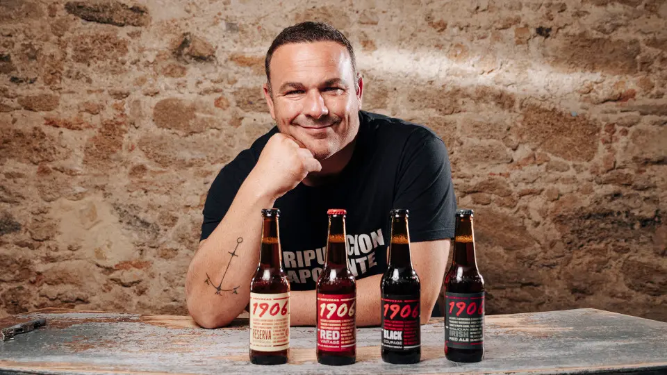 Ángel León posa con las cervezas de la familia 1906. HIJOS DE RIVERA