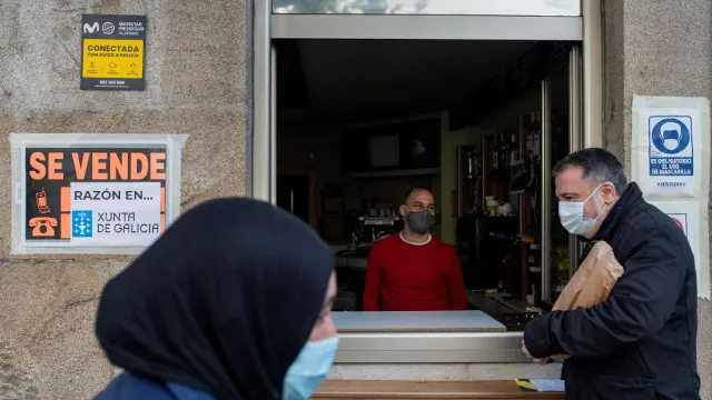 El camarero de un bar habla con un cliente en Ourense. BRAIS LORENZO