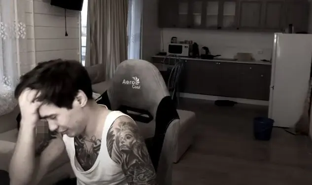 El bloguero ruso y la joven, tendida en la cama. YOUTUBE