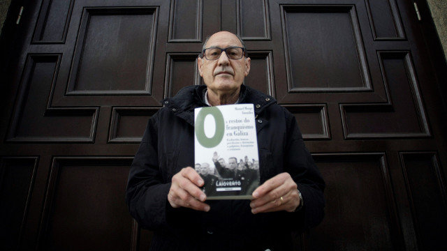 Manuel Monge, con su libro. EFE