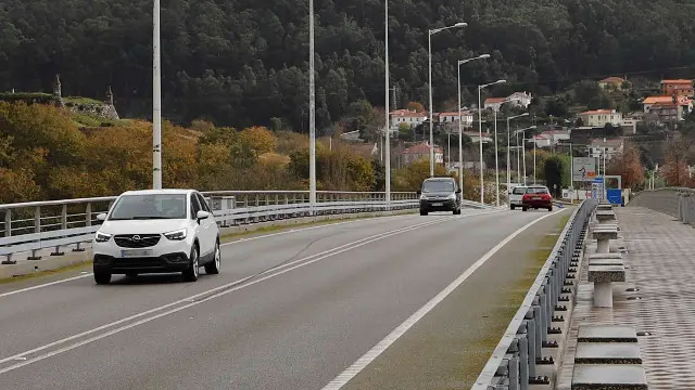 Vehículos circulando en la frontera entre Galicia y Portugal. EFE