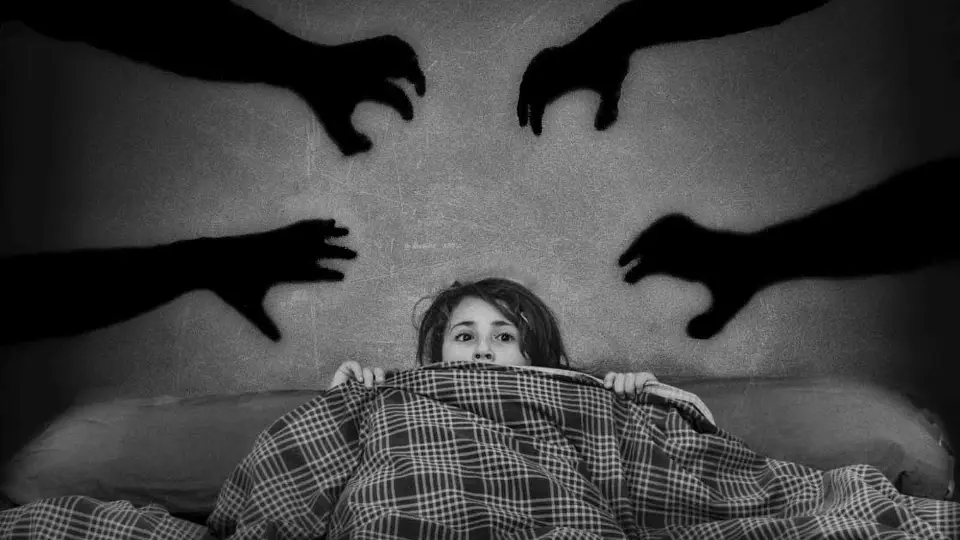 Imagen ilustrativa de una niña con temor al contacto. EP