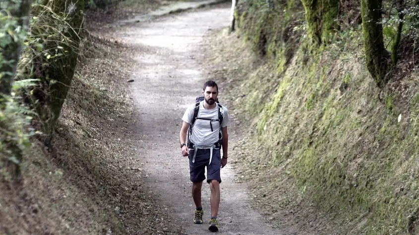 Un peregrino ao seu paso por Palas de Rei. AEP