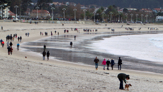 La playa de Samil, en Vigo, en el inicio del mes de diciembre. SALVADOR SAS (Efe)