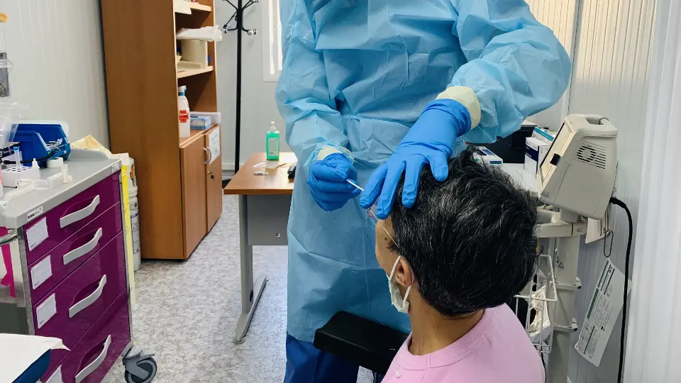 Un sanitario fai unha PCR. EUROPA PRESS