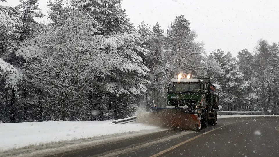 Quitanieves en una vía de Pedrafita. SEBAS SENANDE