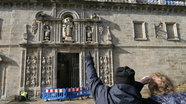 Os operarios ultiman os preparativos na Porta Santa da catedral de Santiago. EFE