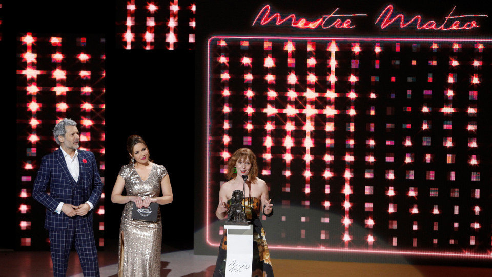 A actriz Maria Vázquez, recollendo o premio a Mellor Actriz na gala dos XVIII Mestre Mateo celebrada a principios de marzo de 2020. CABALAR (EFE)