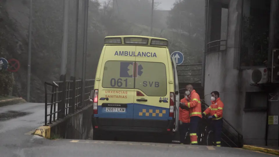 Una ambulancia en Montecelo. DAVID FREIRE