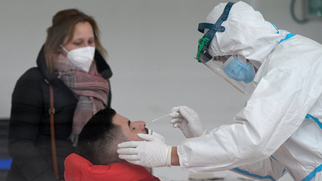 Un home sométese a un test de antíxenos na Coruña. EUROPA PRESS