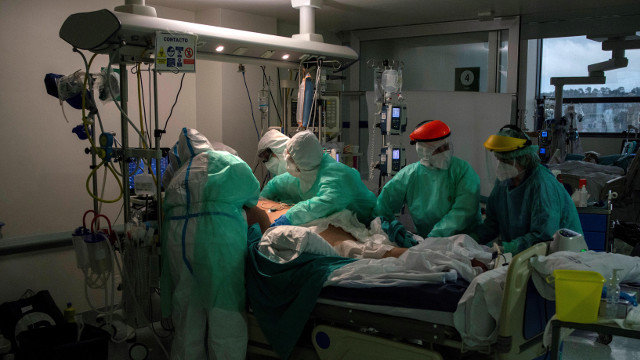 Sanitarios trabajando en la unidad de reanimación del Chuo. BRAIS LORENZO (EFE)