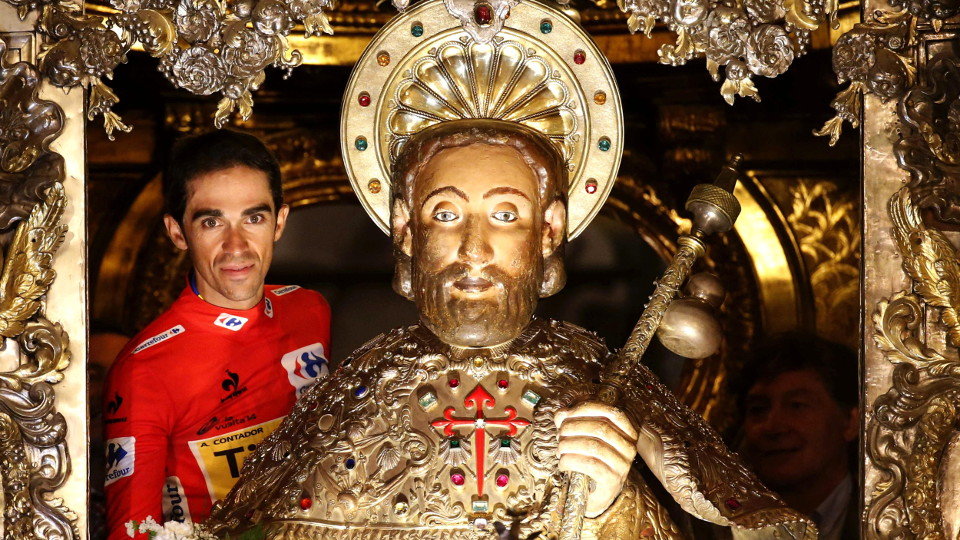 Contador, junto al Apóstol, tras La Vuelta 2014. ARCHIVO