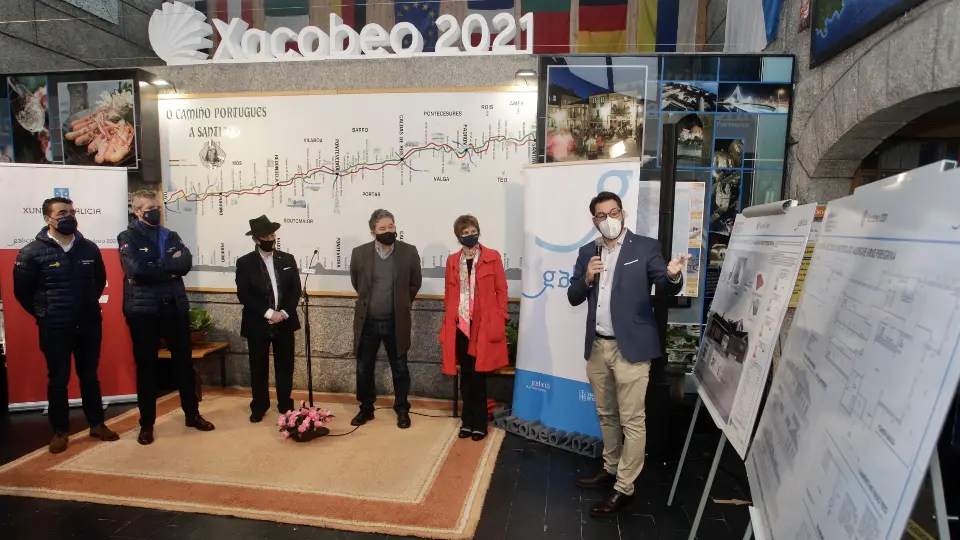 El arquitecto Diego Jorge explicando la reforma del albergue Virxe Peregrina a los políticos. EFE