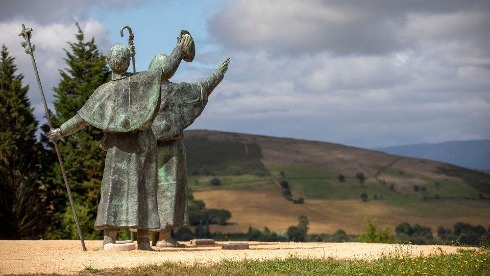 Estatuas de peregrino en el Monte do Gozo. EP
