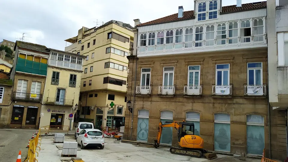 A la derecha, edificio que albergará la oficina del peregrino. L.A.R.