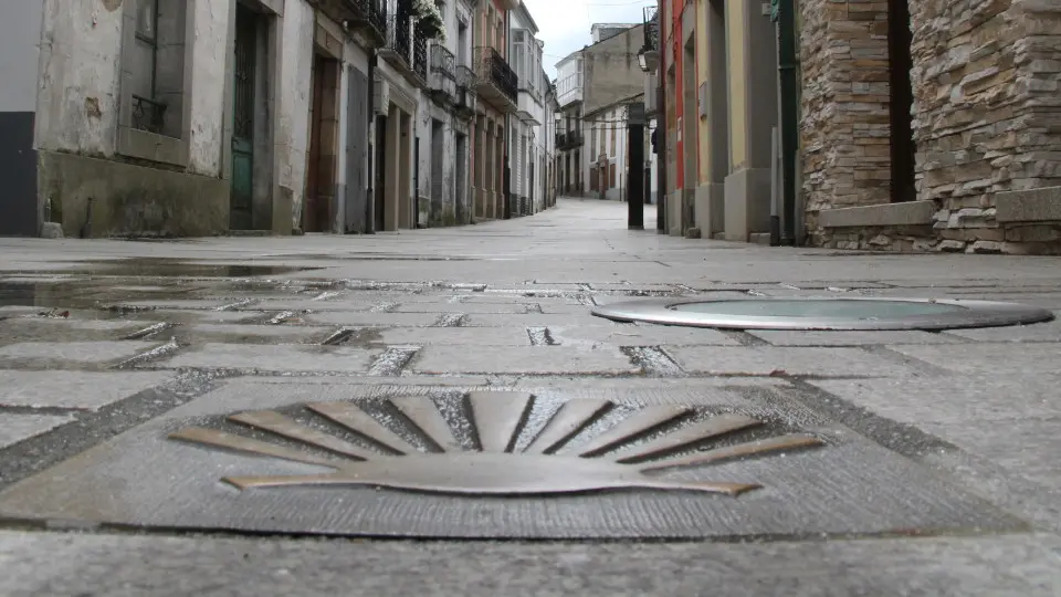 Marca do Camiño ao seu paso por Vilalba. AEP