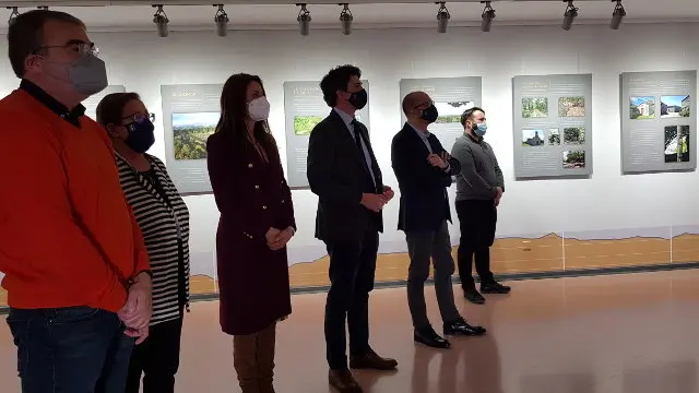 Un momento de la inauguración de la exposición.EP