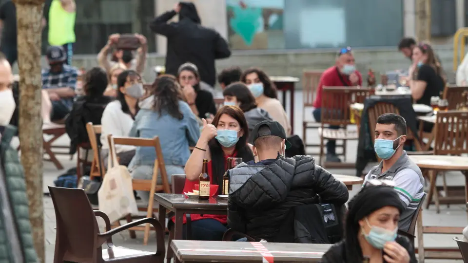 Xente nunha terraza de Pontevedra. RAFA FARIÑA