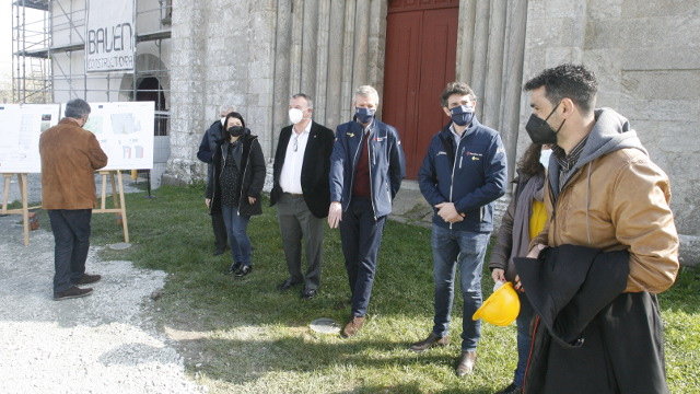 Rueda visitando en O Saviñao las obras de rehabilitación de la antigua residencia obispal de Diomondi