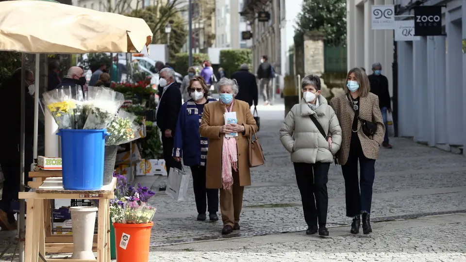 Varias personas pasean por la calle en Lugo. SEBAS SENANDE