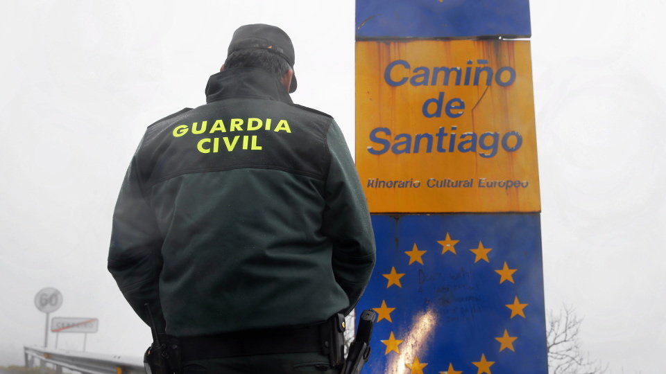 Un agente de la Guardia Civil vigila un itinerario del Camino de Santiago. PEPE TEJERO (AEP)