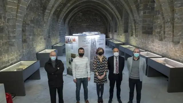 Alfredo López Vallejos, archivero diocesano; Koldo Leoz, alcalde de Estella; la consejera Rebeca Esnaola; Fermín Miranda, comisario de la exposición; y Félix Segura, director del Archivo de Navarra. JESÚS M GARZARON