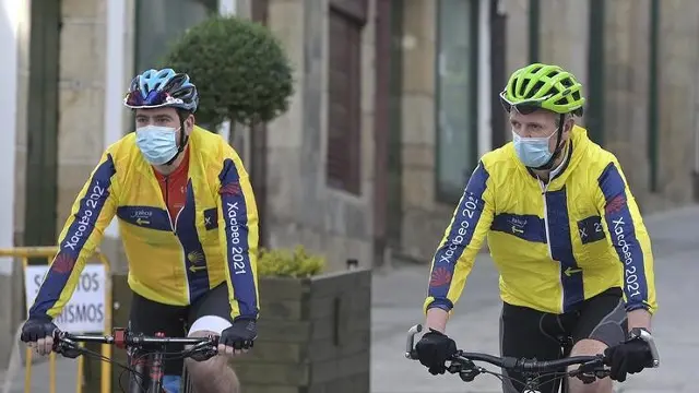 Alfonso Rueda haciendo una de las etapas del Camino Inglés. XUNTA