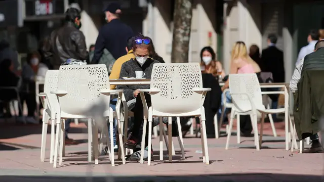 Unha terraza ao sol en Pontevedra.  JAVIER CERVERA-MERCADILLO