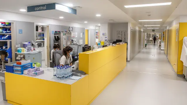 Trabajadoras en el Hospital de Burela. J.M. ÁLVEZ