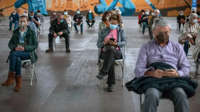 Varias personas esperan por si tienen efectos secundarios, tras recibir la vacuna contra el coronavirus en Expourense. BRAIS LORENZO (EFE)