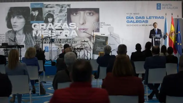 O presidente da Xunta, Alberto Núñez Feijóo, na homenaxe a Xela Arias. ANA VARELA