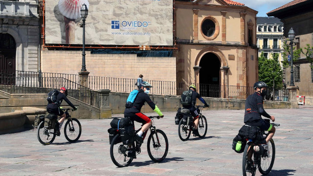 Un grupo de peregrinos circulan por la plaza de la catedral de Oviedo.J. L. CEREJIDO (Efe)