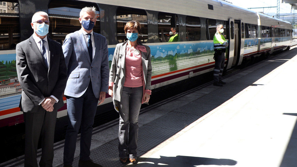 Táboas y Rueda firmaron el convenio de colaboración para la puesta en marcha de una nueva edición de los Trenes Turísticos. EFE