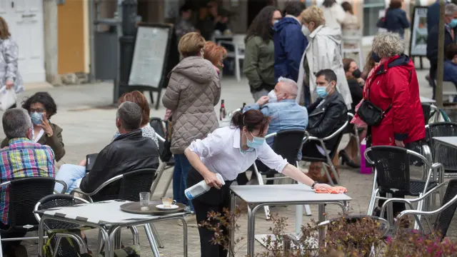 Persoas nunha terraza en Ribadeo. EUROPA PRESS
