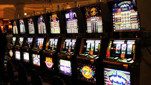 Slots (CC BY-SA 2.0) by miss_rogue