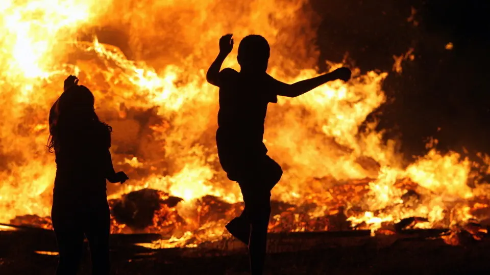 Hoguera de San Xoán. XESÚS PONTE