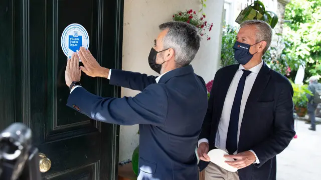 12,15 h.-             O vicepresidente primeiro e conselleiro de Presidencia, Xustiza e Turismo, Alfonso Rueda, presentará as etiquetas do seguro coronavirus destinadas aos aloxamentos da comunidade. 

foto xoán crespo
23/06/2021