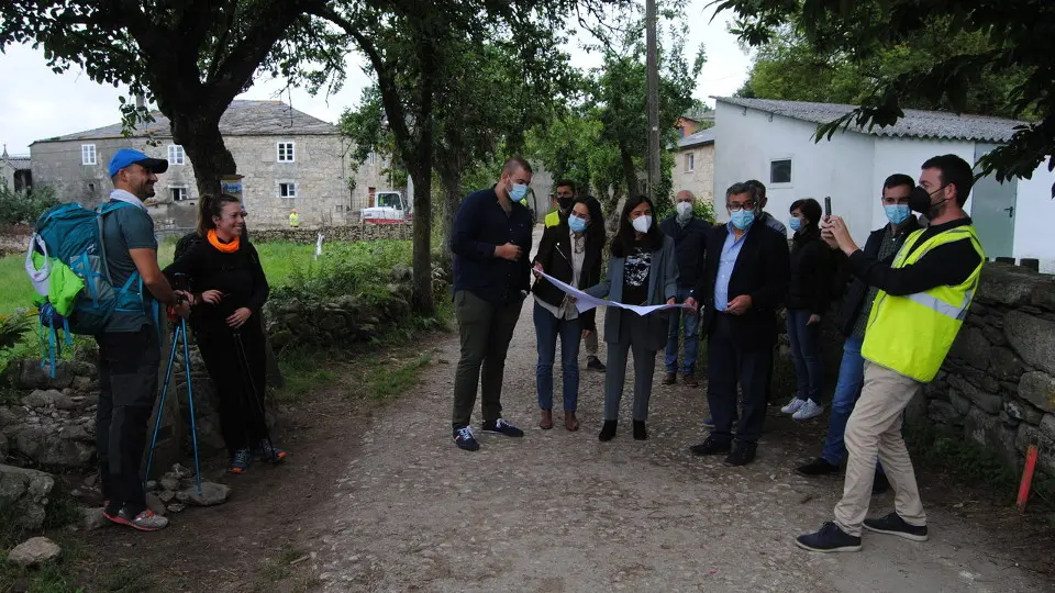 Un membro da comitiva fotografa a dous peregrinos na mouteira 100 en presenza de Rodríguez e Mato. VILA