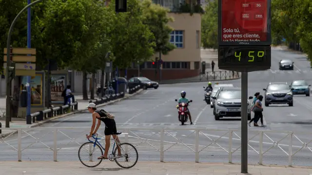 Un termómetro marca 45 grados en Sevilla este sábado. JULIO MUÑOZ