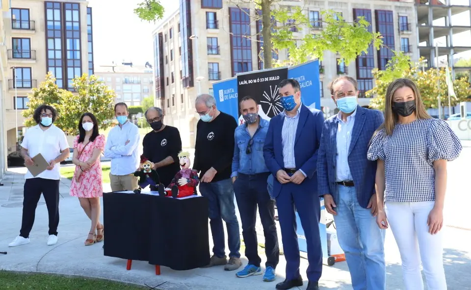 El conselleiro y el alcalde asistieron a los ensayos previos al festival, que comienza hoy. PATRICIA FIGUEIRAS