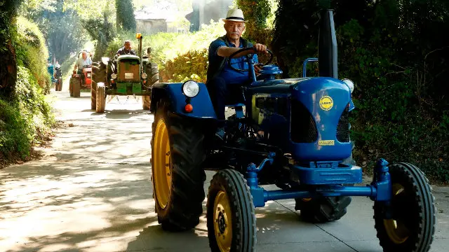 Peregrinación de tractores clásicos en Triacastela. ELISEO TRIGO (Efe)