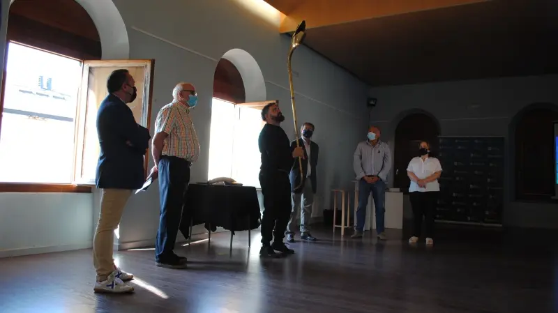 Abraham Cupeiro co karnyx, acompañado por rexedores e tenentes do alcalde. PORTO