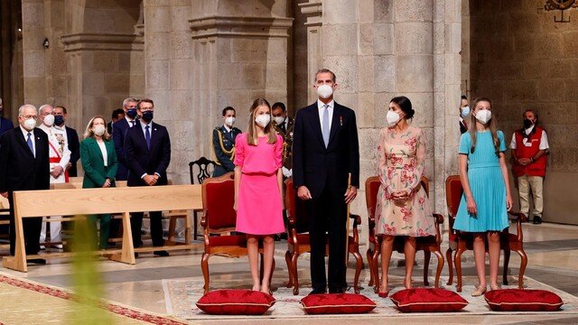 Los reyes Felipe VI y Letiza, acompañadas por sus hijas Leonor y Sofía, presiden la ofrenda al Apóstol Santiago. EFE