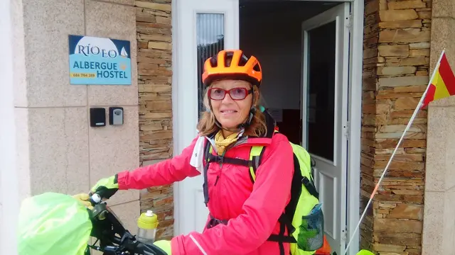 La peregrina en el albergue ribadense. ALBERGUE HOSTEL RÍO EO