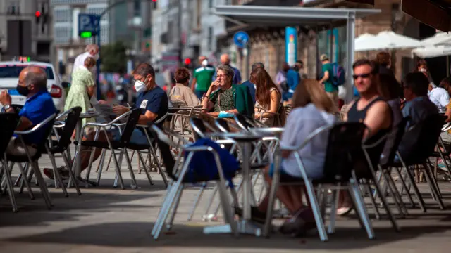 Clientes en una terraza en A Coru&ntilde;a. CABALAR (EFE)