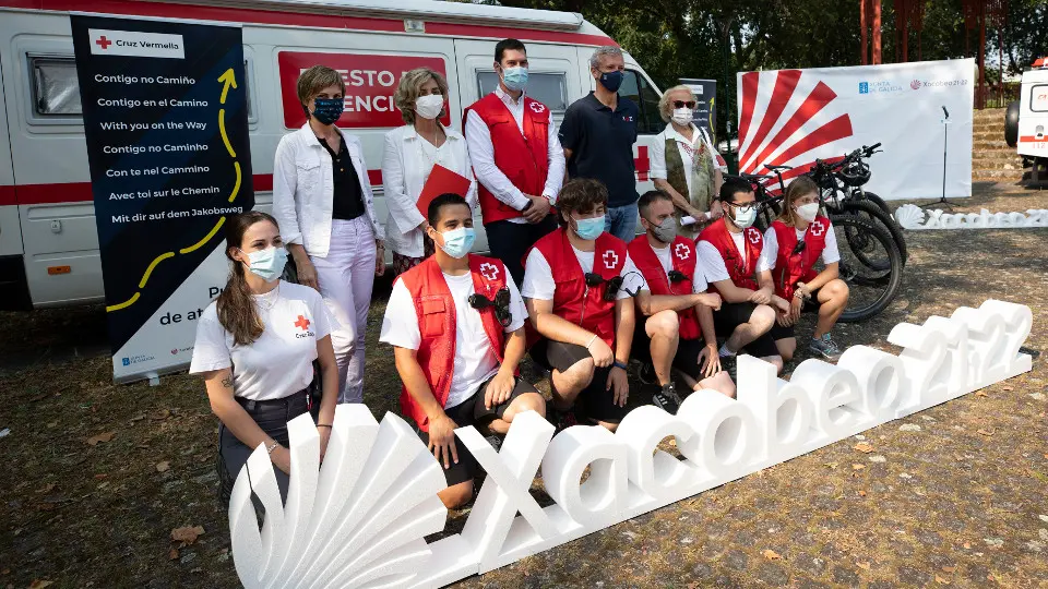 Alfonso Rueda, Carmen Colmeiro y Eva Piera presentaron el acuerdo. LUIS POLO